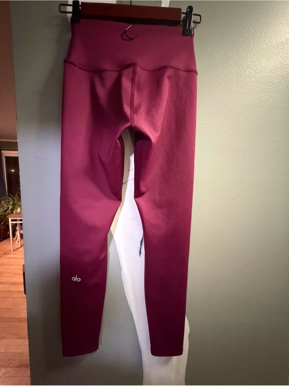Alo High-Waist Airlift Leggings in Wild Berry
